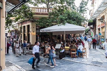 Persone a un caffè all'aperto nel quartiere Plaka di Atene.