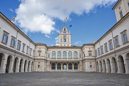 Cortile interno del Quirinale a Roma sotto un cielo azzurro.
