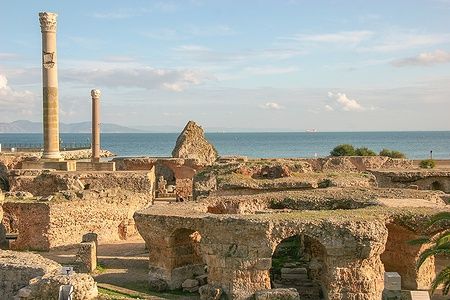 Rovine di Cartagine in Tunisia con il Mar Mediterraneo sullo sfondo.