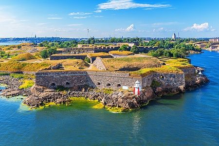 Veduta aerea della fortezza di Suomenlinna a Helsinki in estate.