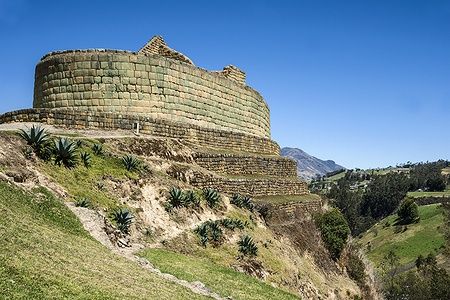 Tempio del Sole di Ingapirca in Ecuador, struttura ellittica inca su collina.
