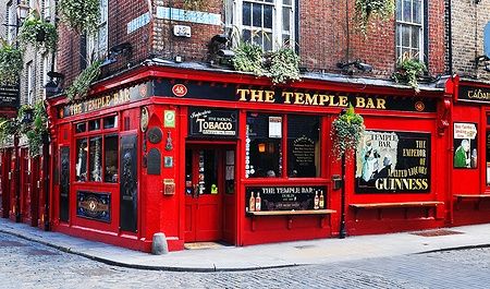 Facciata rossa di Temple Bar a Dublino, punto di incontro culturale.