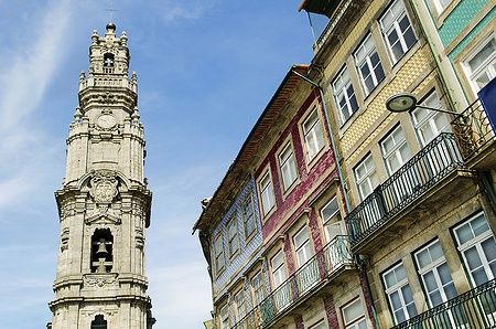 La Torre dos Clérigos e edifici storici colorati a Porto, Portogallo.