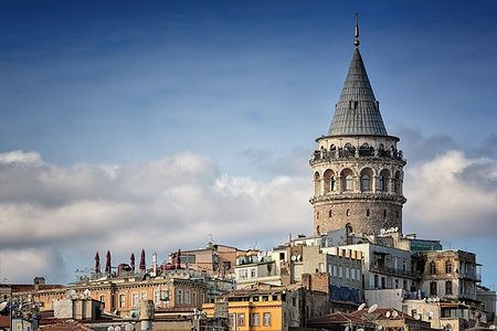 La Torre di Galata a Istanbul circondata da vecchi appartamenti e cielo blu.