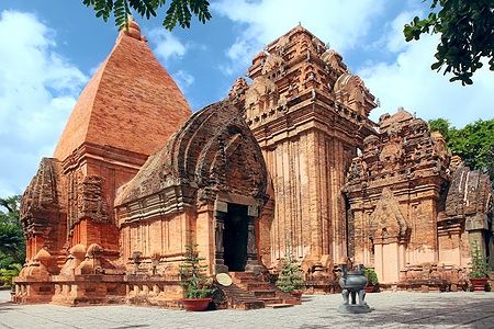 Torri Cham Thap Ba Ponagar a Nha Trang, Vietnam, sotto un cielo blu.