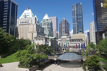 UBC Robson Square a Vancouver con grattacieli e alberi sullo sfondo.