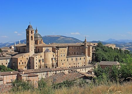 Panorama della città di Urbino con il Palazzo Ducale e colline circostanti.