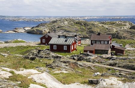 Case rosse su un'isola rocciosa nel Parco Nazionale Kosterhavet, Svezia.