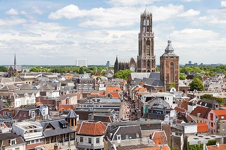 Veduta aerea di Utrecht con la torre del Duomo e la cattedrale.