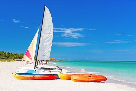 Catamarano e kayak su una spiaggia di Varadero, Cuba.