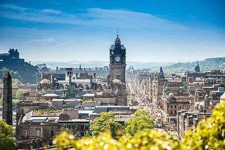 Vista dalla Calton Hill su Edimburgo con il Balmoral Hotel al centro.