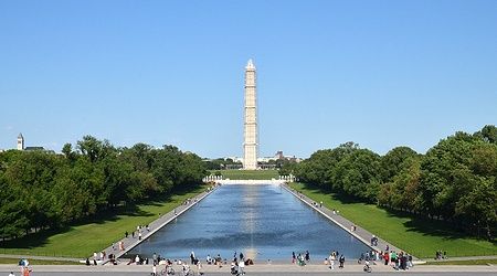 Il Washington Monument si riflette nel Lincoln Memorial Reflecting Pool in una giornata soleggiata.