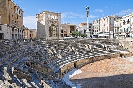Anfiteatro Romano di Lecce sotto un cielo azzurro.