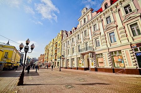 Arbat Street a Mosca con edifici colorati e persone che passeggiano.