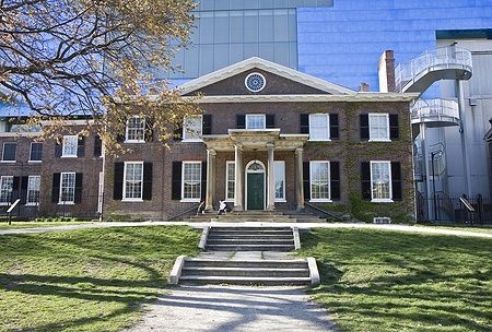 L'edificio della Art Gallery of Ontario a Toronto, con architettura storica e moderna.