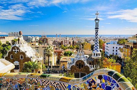 Vista del Park Güell a Barcellona in una giornata soleggiata.