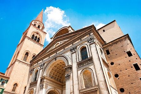 Facciata della Basilica di Sant'Andrea a Mantova con cielo azzurro.