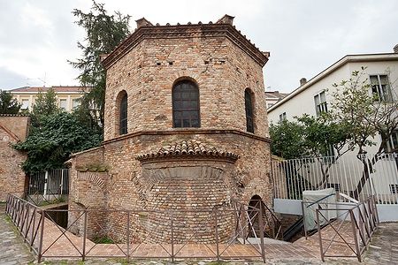 Battistero degli Ariani a Ravenna, struttura in mattoni ottagonale.