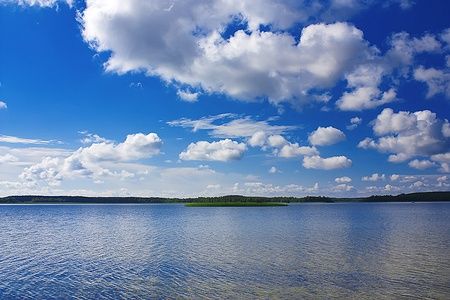Lago pulito e cielo blu con nuvole, Braslav Lakes.