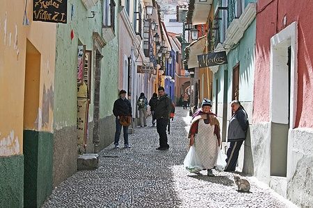 Strada coloniale Calle Jaén a La Paz, Bolivia, con edifici colorati e persone che camminano.