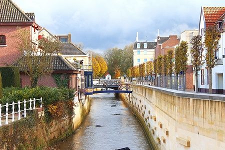 Un canale attraversa il centro di Valkenburg nei Paesi Bassi.