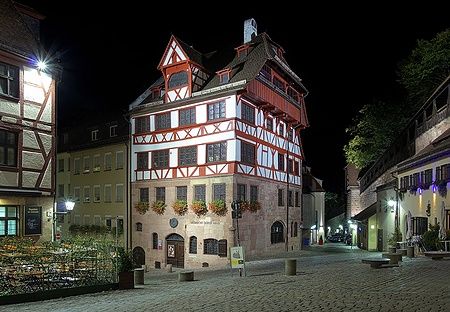 Casa di Albrecht Dürer a Norimberga illuminata di notte.