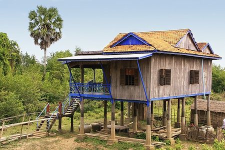 Casa su palafitte in un villaggio vicino a Kratie, Cambogia.