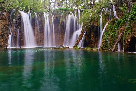 Cascate superiori ai Laghi di Plitvice in primavera con ricca acqua.