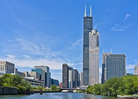 Skyline di Chicago con la Willis Tower lungo il fiume.