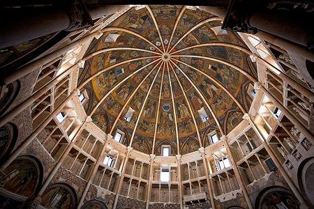 Cupola affrescata del Battistero di Parma con scene medievali.