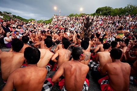 Spettatori assistono alla danza Kecak al tempio di Uluwatu, Bali, dicembre 2012.