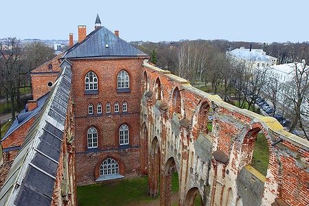 Rovine della Dome Church di Tartu, Estonia, con parte restaurata a museo.