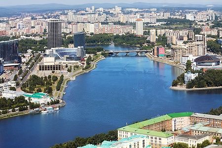 Vista aerea del centro di Ekaterinburg con il fiume Iset e edifici moderni.