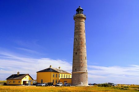 Faro di Skagen in Danimarca, cielo azzurro e edifici gialli.