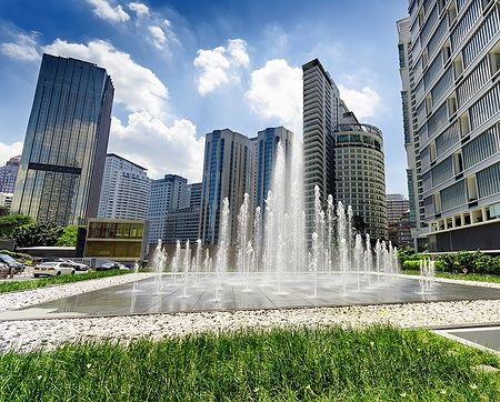 Fontana moderna con grattacieli nel quartiere KLCC di Kuala Lumpur.