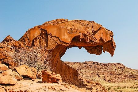 Formazione rocciosa a Twyfelfontein, Namibia, sotto un cielo azzurro.