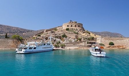 Imbarcazioni davanti alla Fortezza di Spinalonga a Creta.