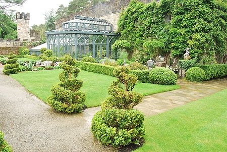 Serra e giardino curato nel parco nazionale di Glenveagh, Irlanda.