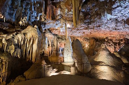 Stalagmiti e stalattiti nella grotta di Baradine, Croazia.