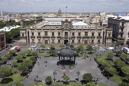Kiosk nella piazza di Guadalajara con il palazzo del governo sullo sfondo.