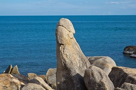 Hin Ta, la Grandfather Rock, a Koh Samui, in Thailandia, con l'oceano sullo sfondo.
