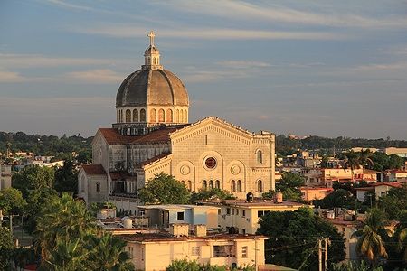Iglesia Jesus de Miramar all'Avana al tramonto con cupola imponente.