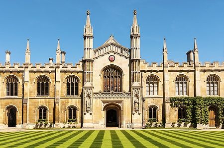 Esterno dell'Inner Court College di Cambridge con prato a strisce.
