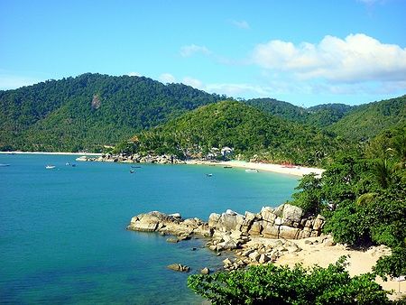 Spiaggia e vegetazione verde sull'isola di Koh Phangan in Thailandia.