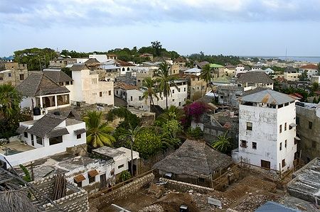 Panoramica di Lamu Town su Lamu Island in Kenya con edifici tradizionali e palme.