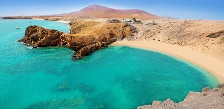Spiaggia di Papagayo con acque turchesi e colline di Ajaches, Lanzarote.
