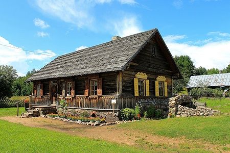 Casa di legno ortodossa con intagli nella regione di Latgale, Lettonia.