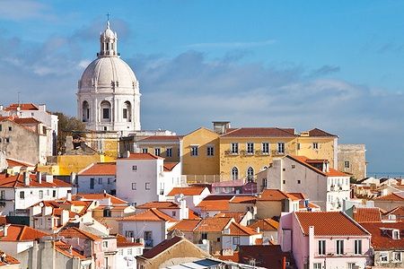 Tetti rossi e il Pantheon Nazionale nel quartiere Alfama di Lisbona.