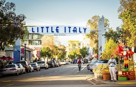 Insegna di Little Italy a San Diego durante la stagione natalizia con decorazioni e passanti.