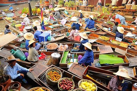 Barche cariche di frutta e verdura al mercato galleggiante di Amphawa, Thailandia.